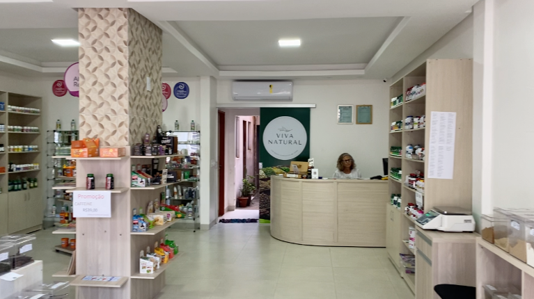 Interior da loja Viva Natural com prateleiras de produtos naturais